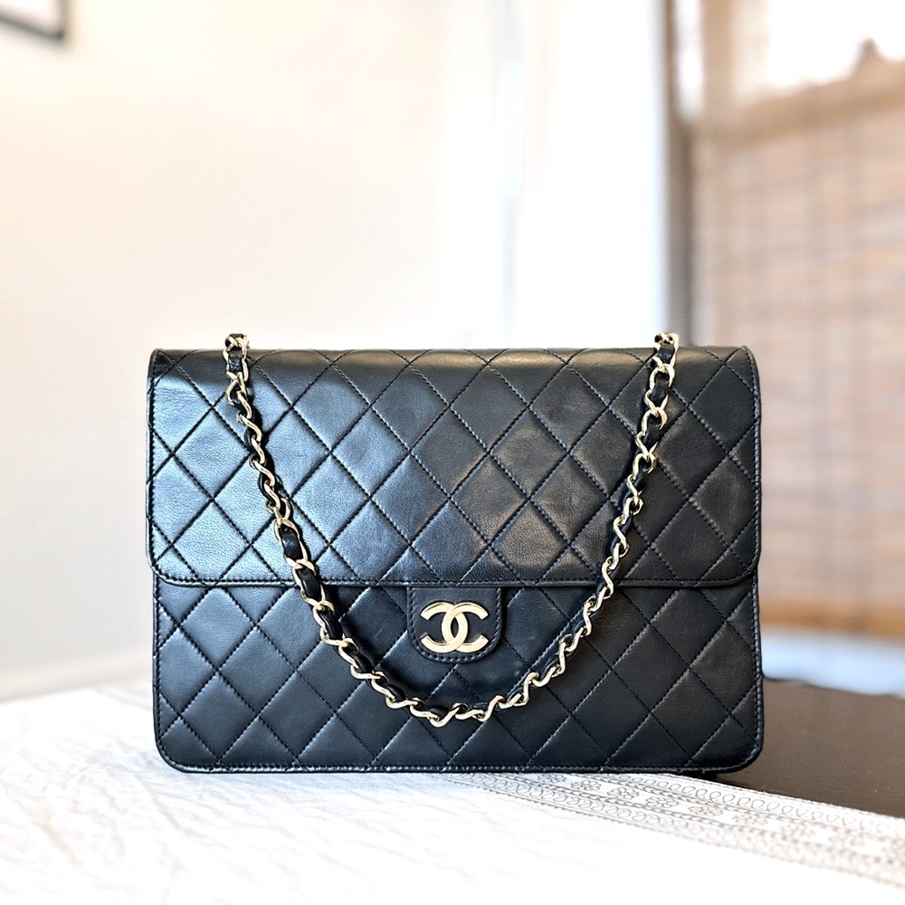 80s Vintage Chanel Classic Quilted Flap Bag Medium (authentic)